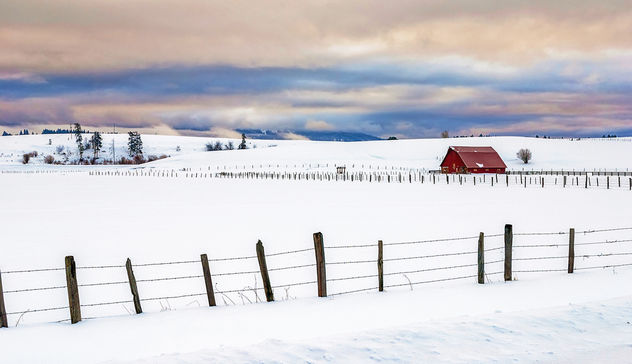 Winter red barn with fence - Kostenloses image #287403