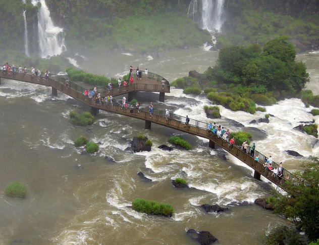 Argentina-Iguazu-Walkways allow close views of the falls - бесплатный image #299953