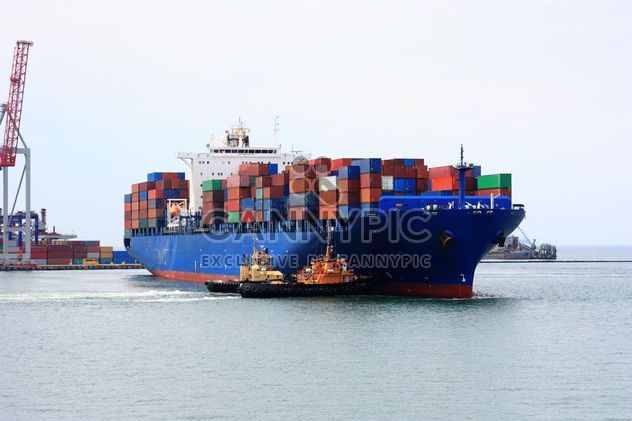 Cargo Ship in port - image #301573 gratis