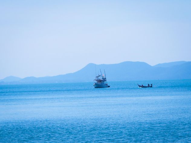 Boat in the sea at Koh Si Chang - Kostenloses image #301583