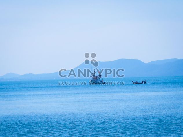 Boat in the sea at Koh Si Chang - image #301583 gratis