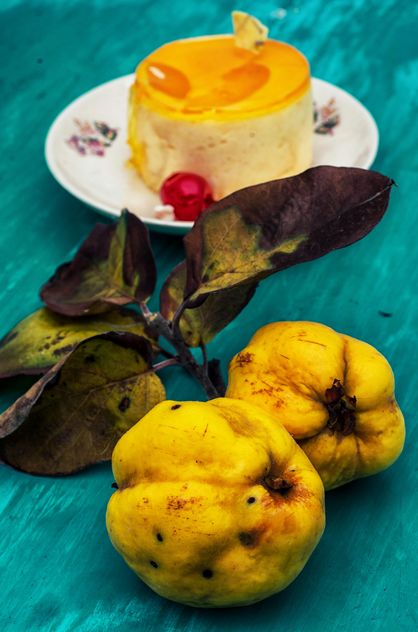 Quinces and cake on wooden table - image #302063 gratis