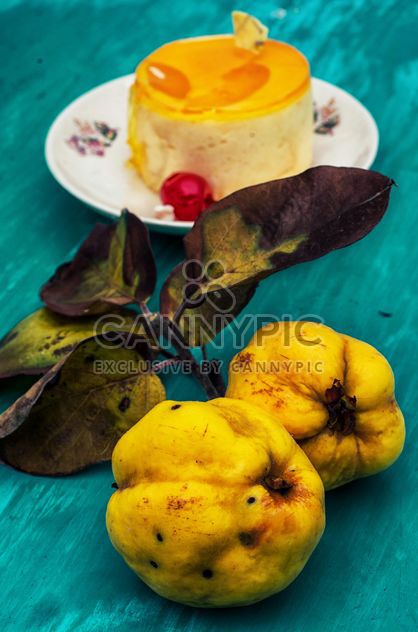 Quinces and cake on wooden table - image gratuit #302063 