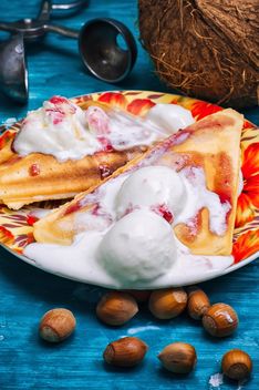 Waffles with ice cream, hazelnuts and coconut - image gratuit #302093 