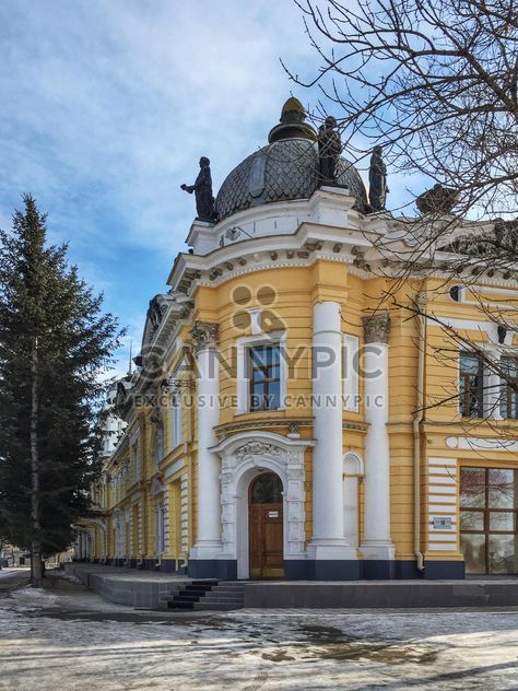 Yellow building in Blagoveschensk - image #302773 gratis