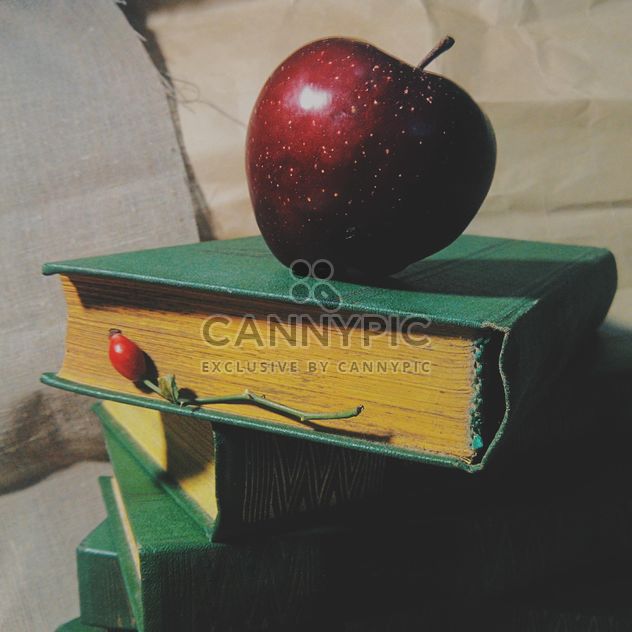 Still life of apples on a book - image gratuit #303353 