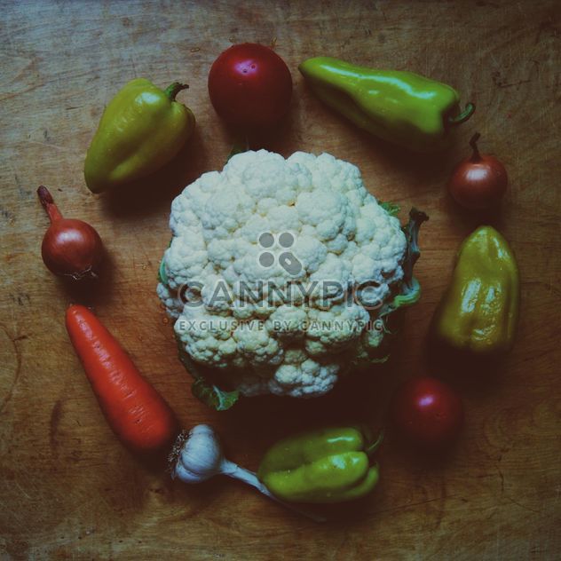 Still life with cauliflower, garlic, tomatoes, carrot, onions and peppers - бесплатный image #304013