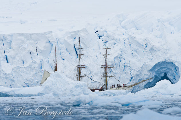Bark Europa, Tallship in front of a glacier - image gratuit #306413 