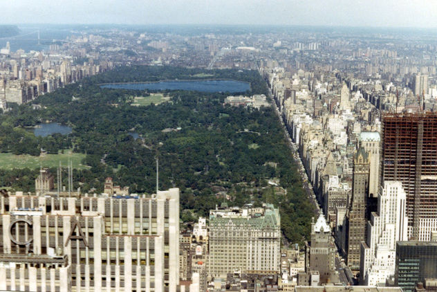 View of Central Park from a helicopter on its way from the top of the Pan-Am Building in downtown New York City to JFK Airport, 1967 - image #307853 gratis