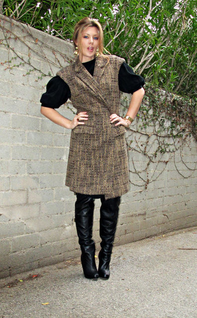 sleeveless coat+over the knee boots+black vintage dress+gold accessories - image gratuit #314533 