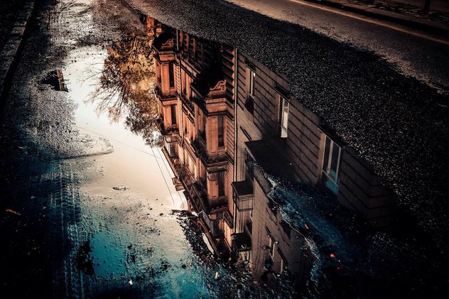 Reflection of houses in puddle - image gratuit #317403 