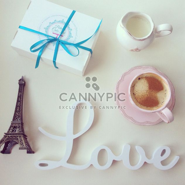 Word Love, cup of coffee and box of macaroons - image gratuit #329073 