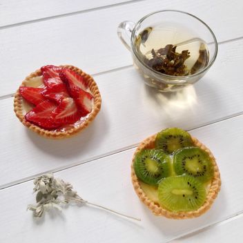 Cup of tea and tarts with kiwi and strawberries - бесплатный image #329103