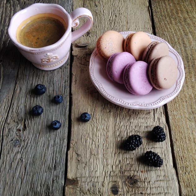 Macaroons, berries and cup of coffee - бесплатный image #329123