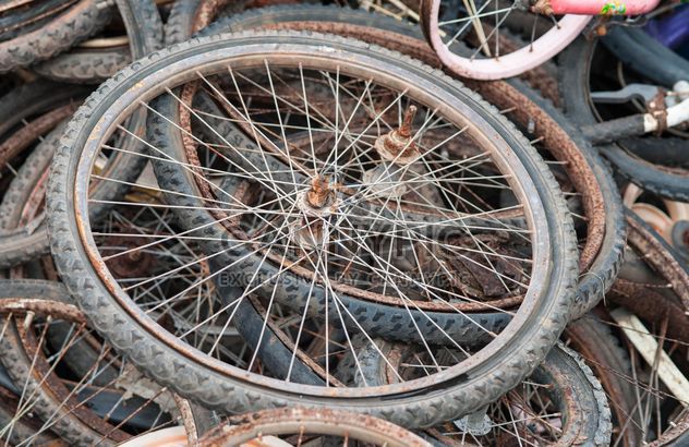 Old bicycle wheels - image #330373 gratis