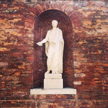 Statue in brick wall, Rome, Italy - бесплатный image #331803