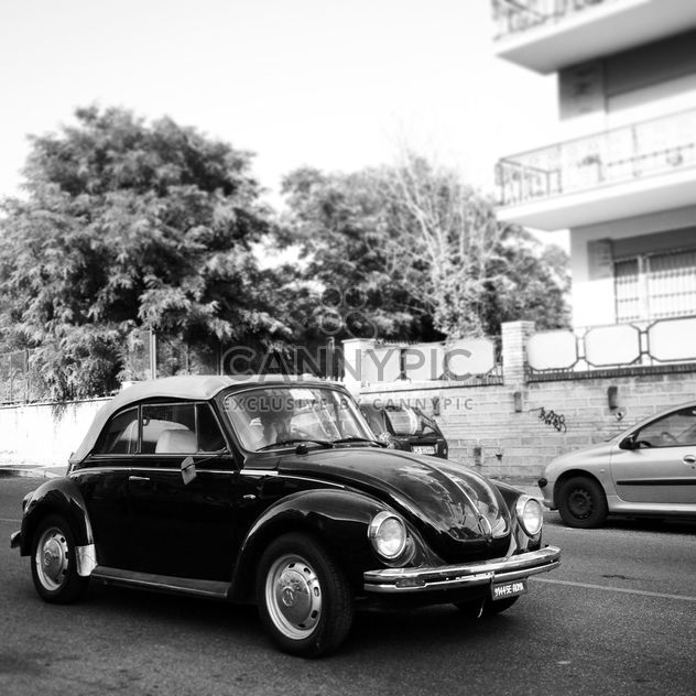 Old small car on road - image gratuit #331873 