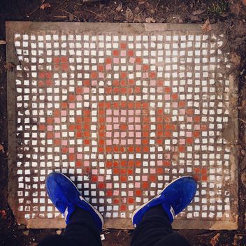 Feet in blue sneakers on pavement slab - бесплатный image #332073