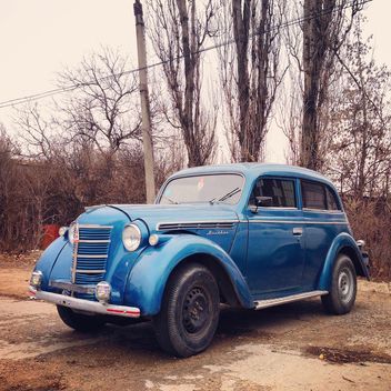 Old blue car in street - image #332143 gratis