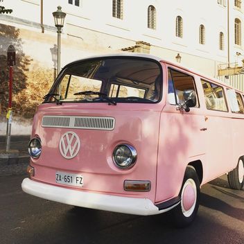 Old pink Volkswagen Van - image gratuit #332353 