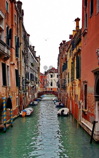 Gondolas on canal in Venice - Kostenloses image #333623