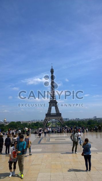Tourists watching Eiffel Tower at Tracadero - image gratuit #334233 