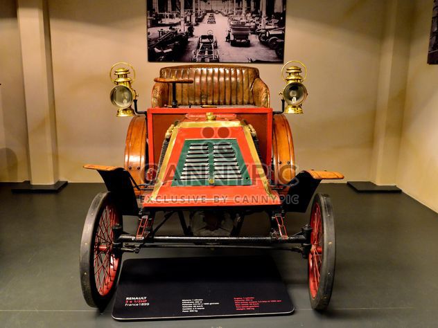 vintage cars in museum - image gratuit #334843 