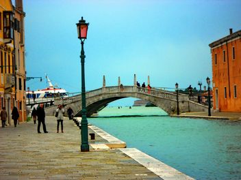 Tourists walking on Venice enbankment - Free image #334993