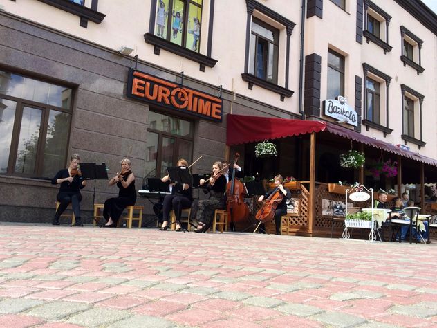 Street musicians in Rivne - image #335223 gratis