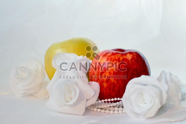 Apples, white roses and beads - image gratuit #337833 