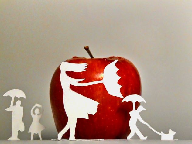 Apple and people made of paper - image gratuit #337873 