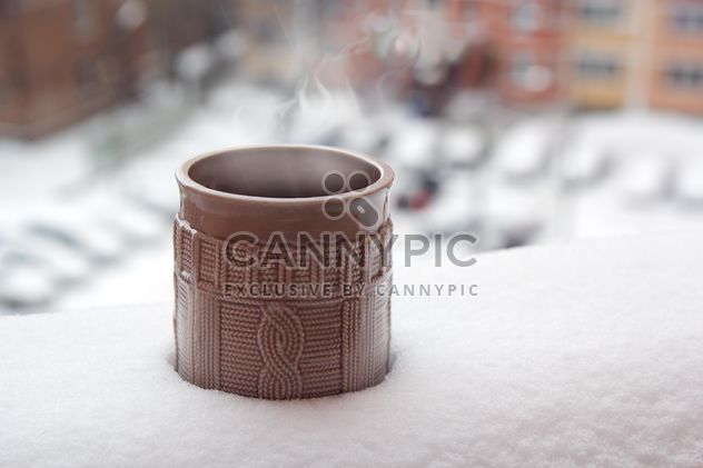 Cup of coffee in snow - image #337883 gratis
