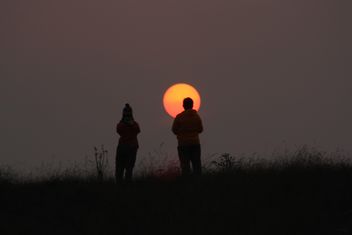 Couple looking at sun - бесплатный image #338533