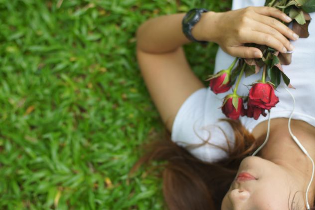 Girl with roses on grass - image #339223 gratis