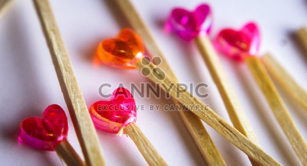 Little wooden sticks with little red and pink hearts - Kostenloses image #341473