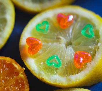 Fresh cutted lemons decorated with tiny colorful hearts - бесплатный image #341503