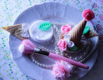 Pink makeup brush and pearls on a plate - image gratuit #341513 