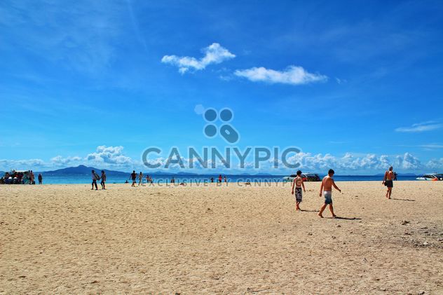 People at the sea sand at krabiisland, thailand - Kostenloses image #342463