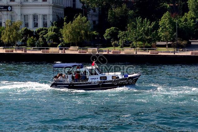 Motor ship with passengers floating through Bosphorus - бесплатный image #344023