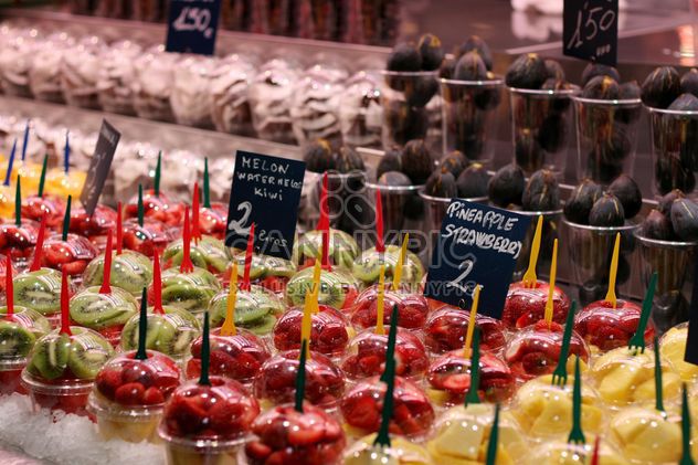 Fresh fruits in plastic cups at market - image #344553 gratis