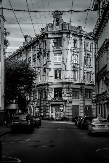 Architecture and cars on Moscow streets, black and white - бесплатный image #344573