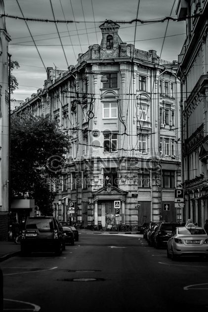 Architecture and cars on Moscow streets, black and white - image gratuit #344573 