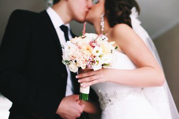 Happy wedding couple kissing - бесплатный image #345883