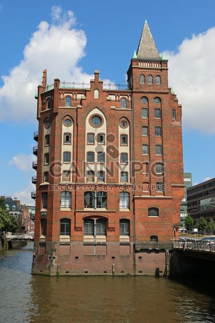 Building on canal in Hamburg, Germany - image #346273 gratis