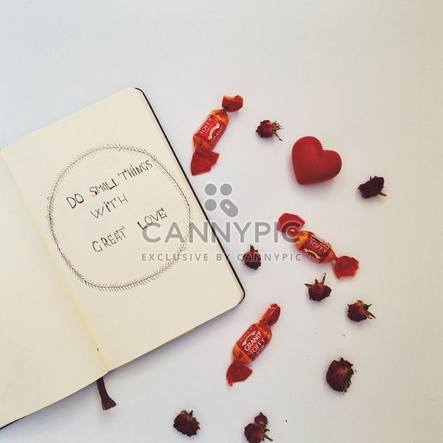 Open notebook, candies and small dry roses - image #346583 gratis