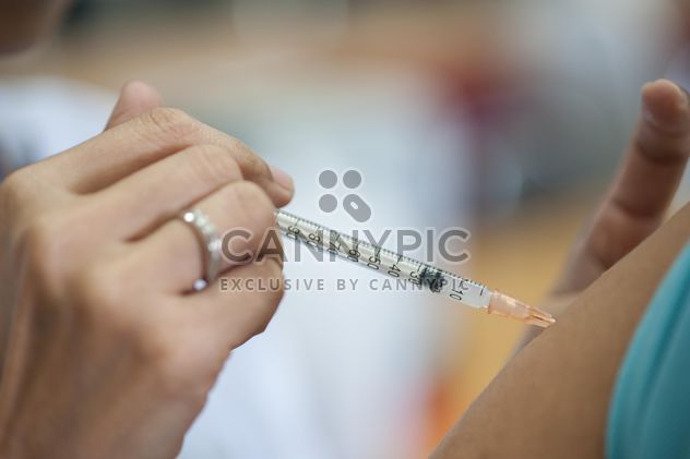 Doctor makes the patient an injection - image #347003 gratis