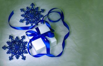 Christmas decorations and gift on white background - Kostenloses image #347813