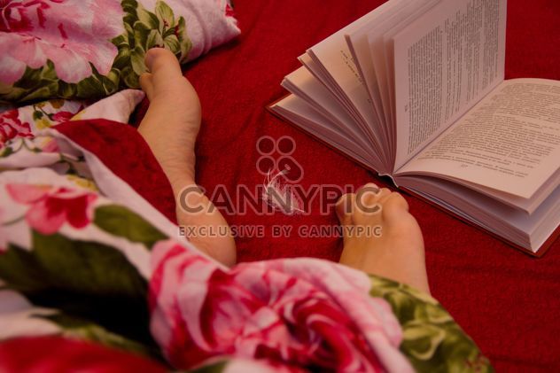 Human feet and open book in bed - image #347983 gratis