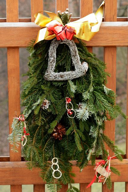 Christmas decoration on wooden fence - image #348433 gratis