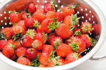 Fresh strawberries in colander - image gratuit #350263 